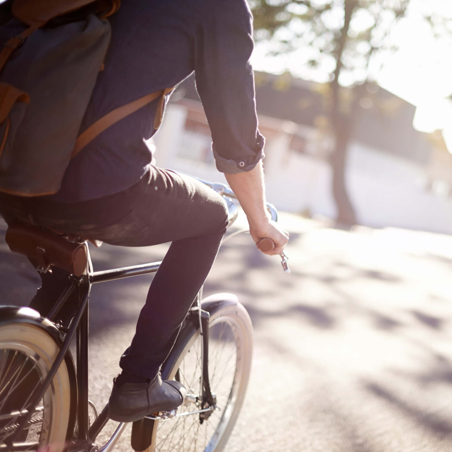 homme en vélo dans la rue