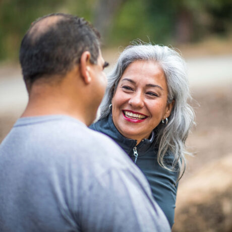 couple souriant en extérieur
