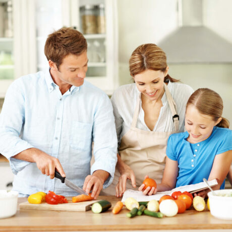 famille prépare le repas