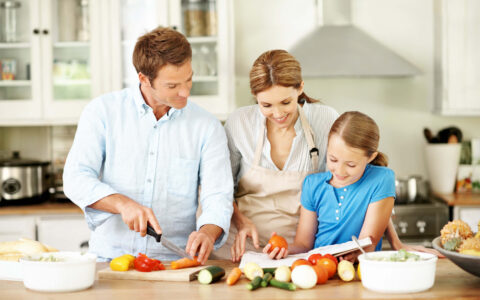 famille prépare le repas
