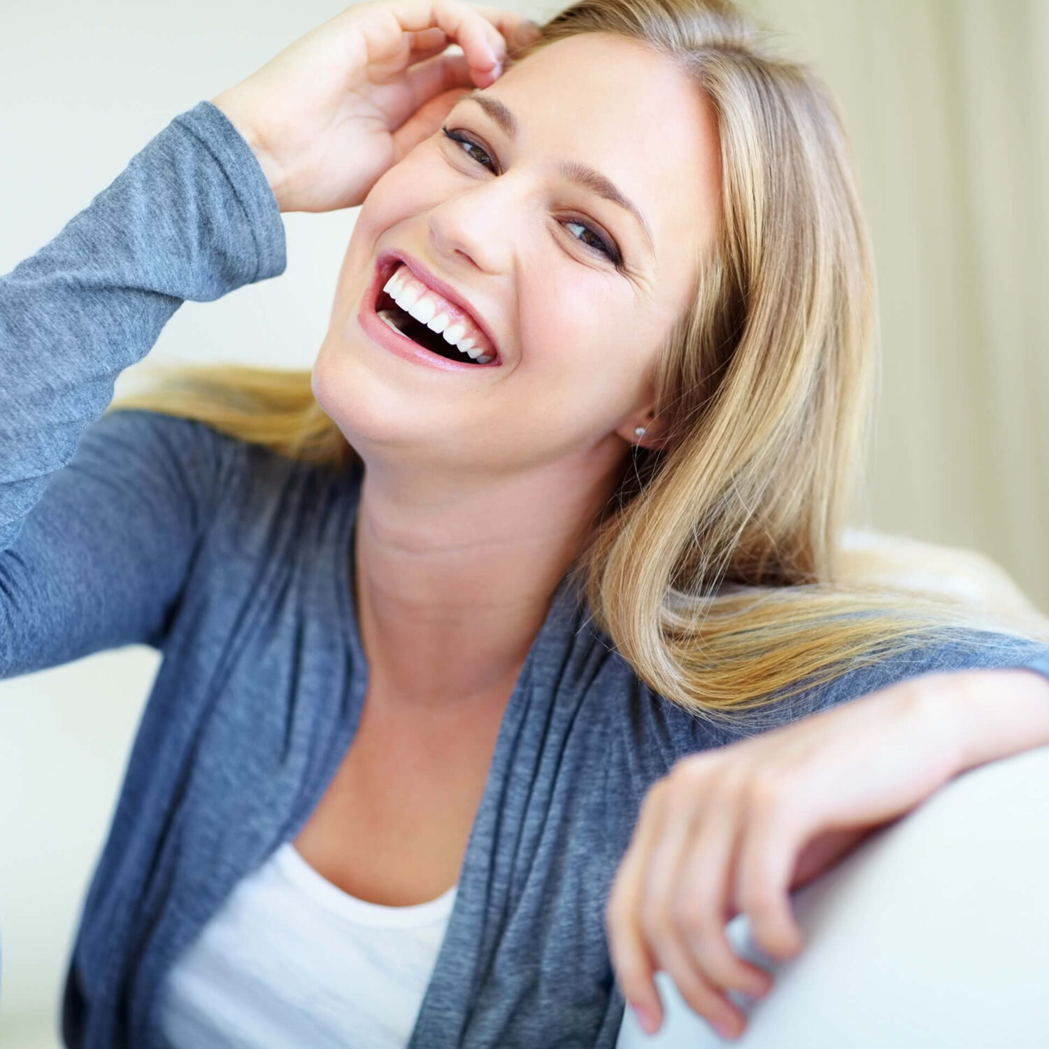 femme souriante sur un canapé