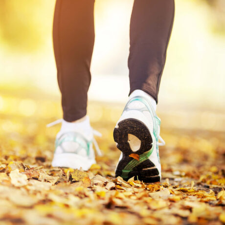 personne qui marche en automne