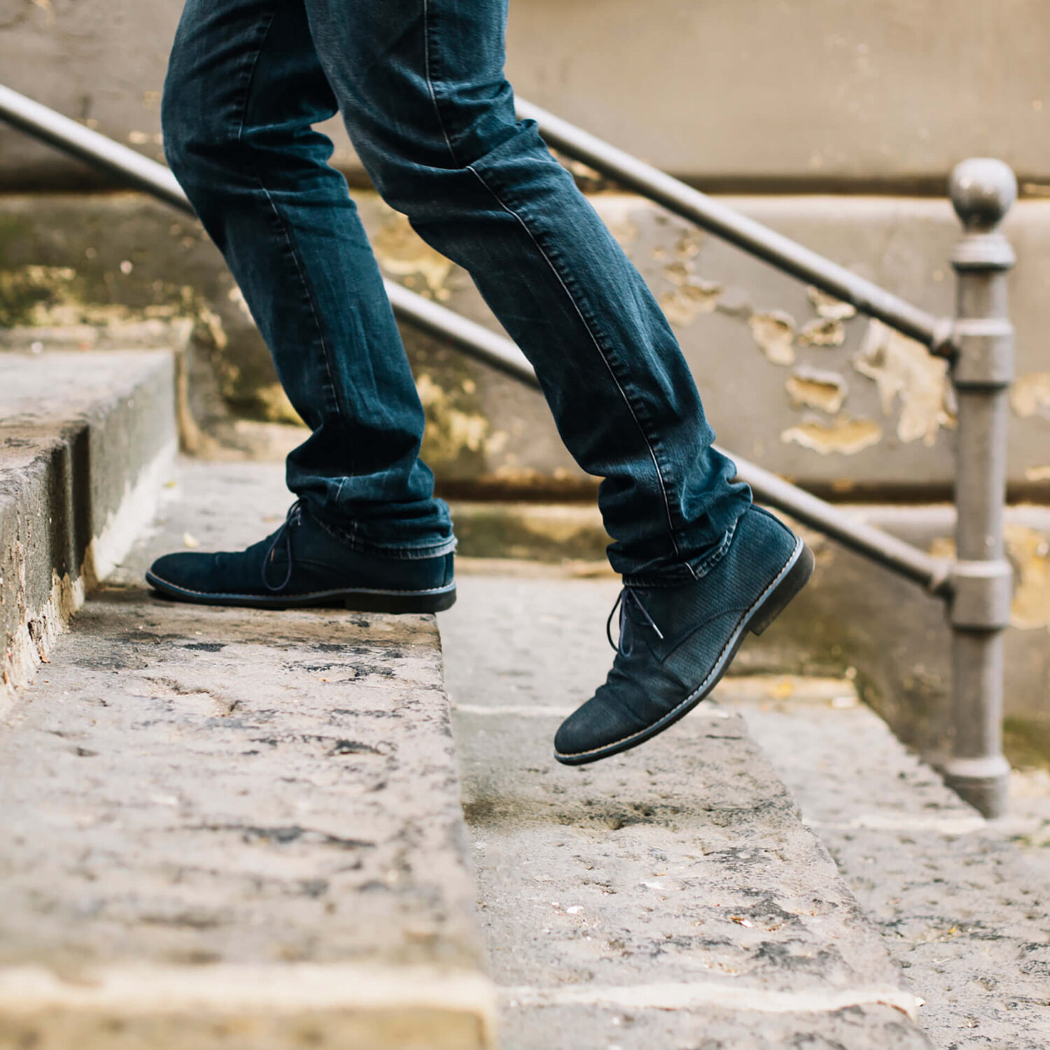 homme qui monte des marches dans la rue