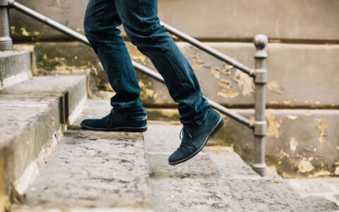 homme qui monte des marches dans la rue