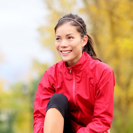 femme souriante en extérieur