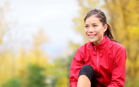 femme souriante en extérieur