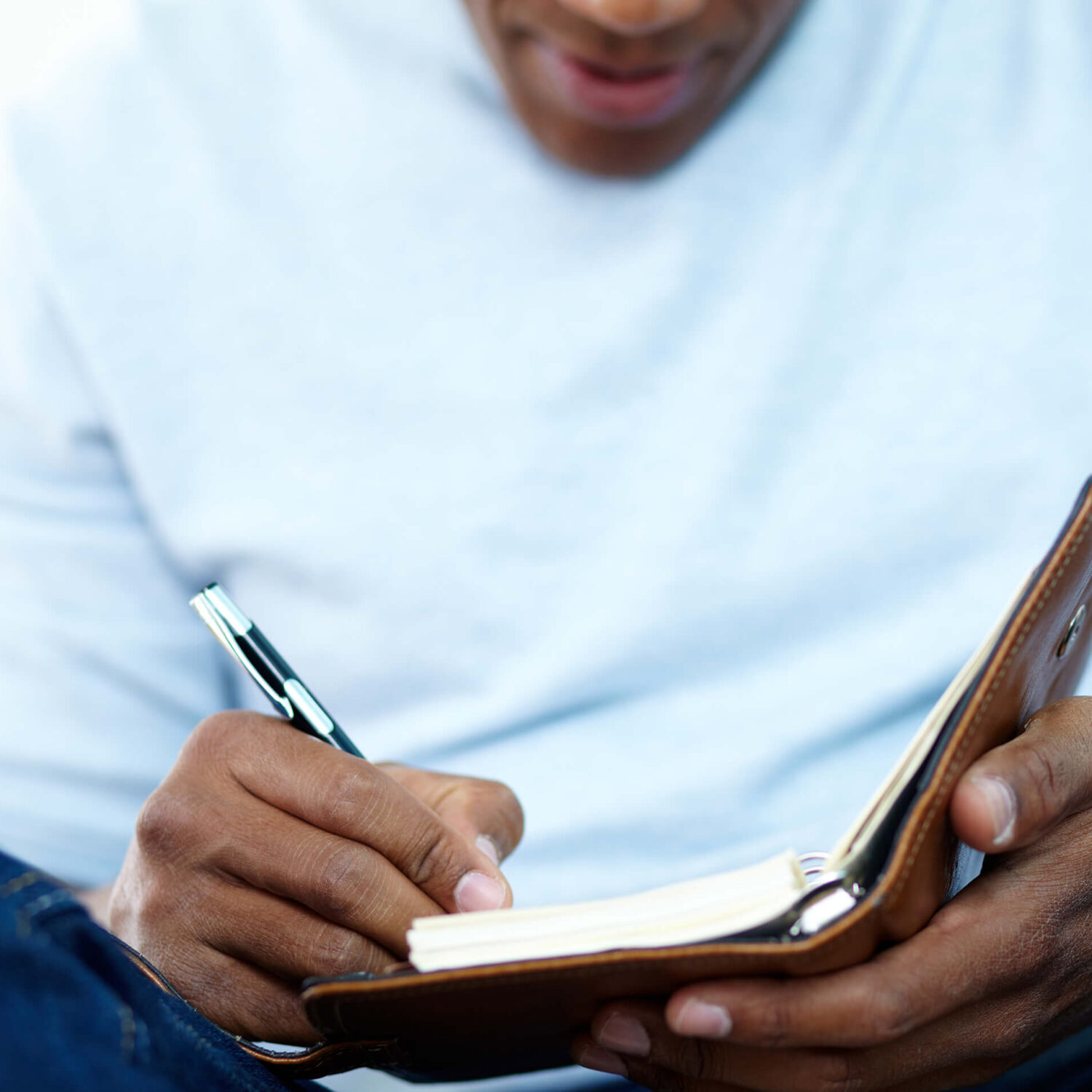 homme qui écrit dans son agenda