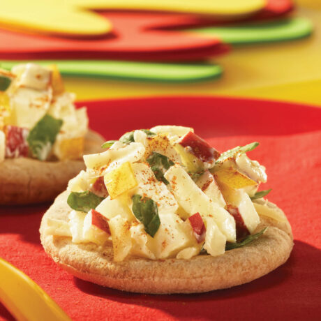 mini pitas de fruits du verger sur serviette rouge