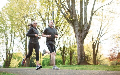 couple qui court sur une piste