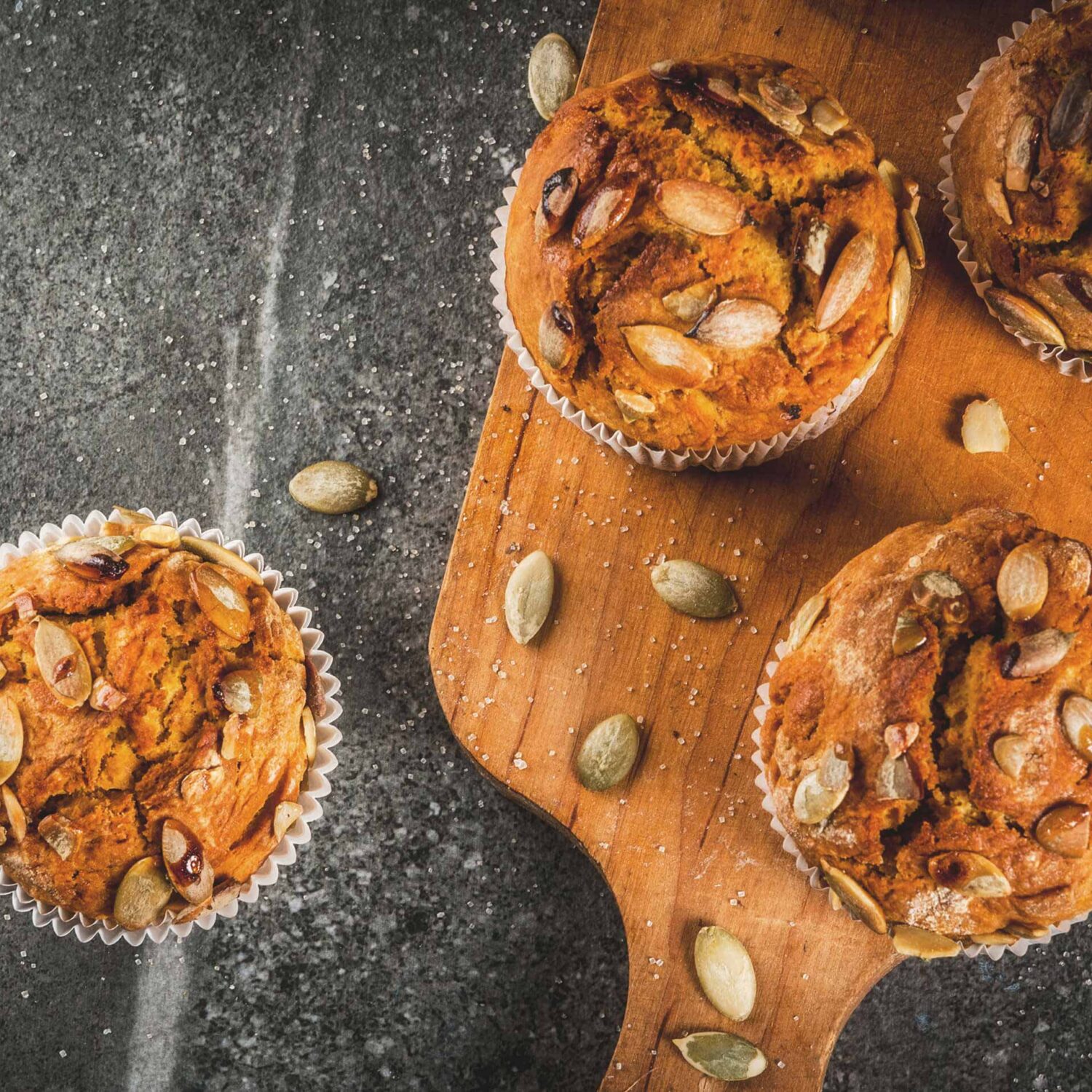 muffins à la citrouille et aux dattes sur une planche à découper