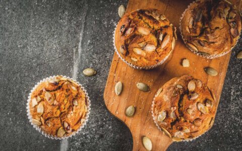 muffins à la citrouille et aux dattes sur une planche à découper