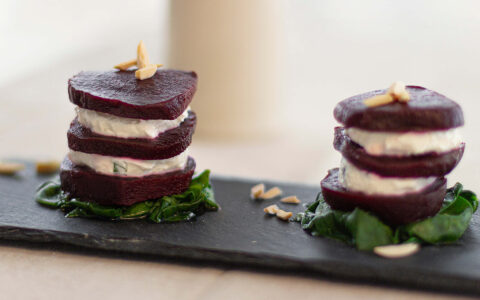 napoléon de betteraves et fromage de chèvre sur planche