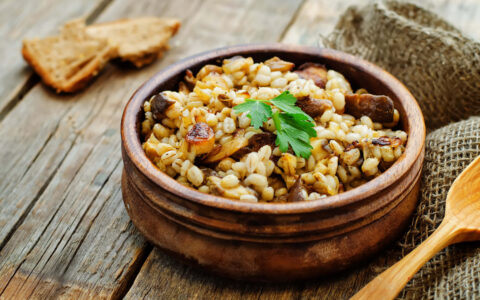 plat d'orge et champignons