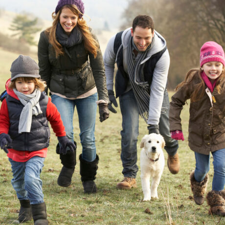 famille marchant à la campagne