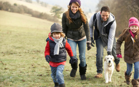 famille marchant à la campagne