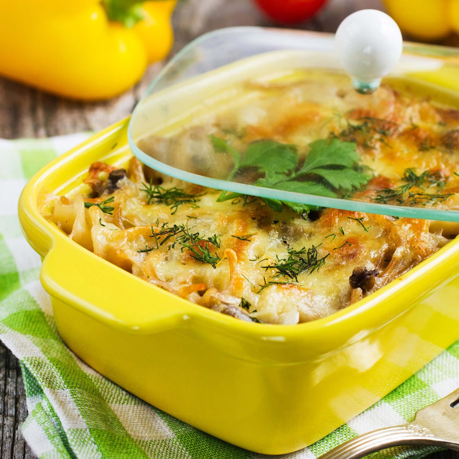 plat de gratin de pâtes et légumes
