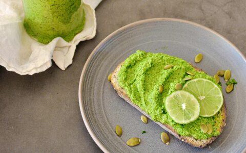 tartinade de pesto roquette sur tranche de pain dans une assiette