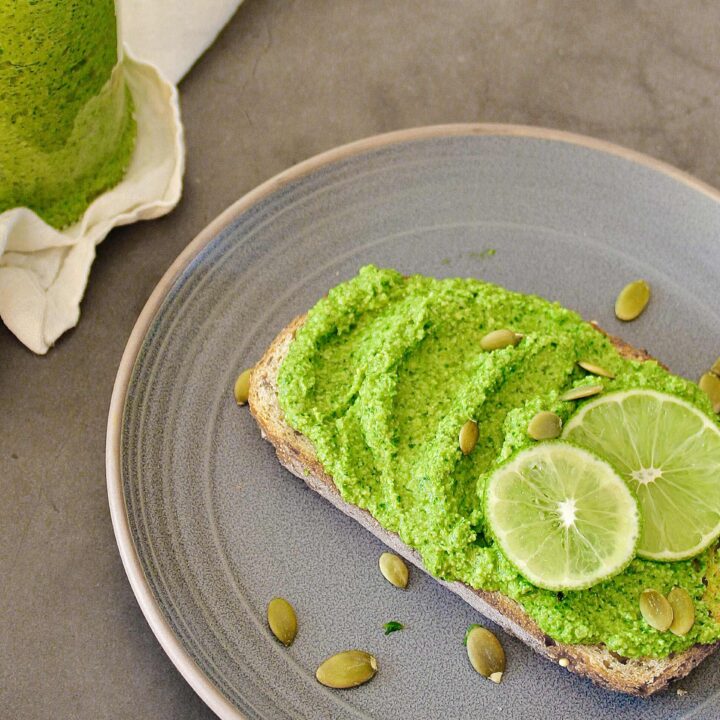 tartinade de pesto roquette sur tranche de pain dans une assiette
