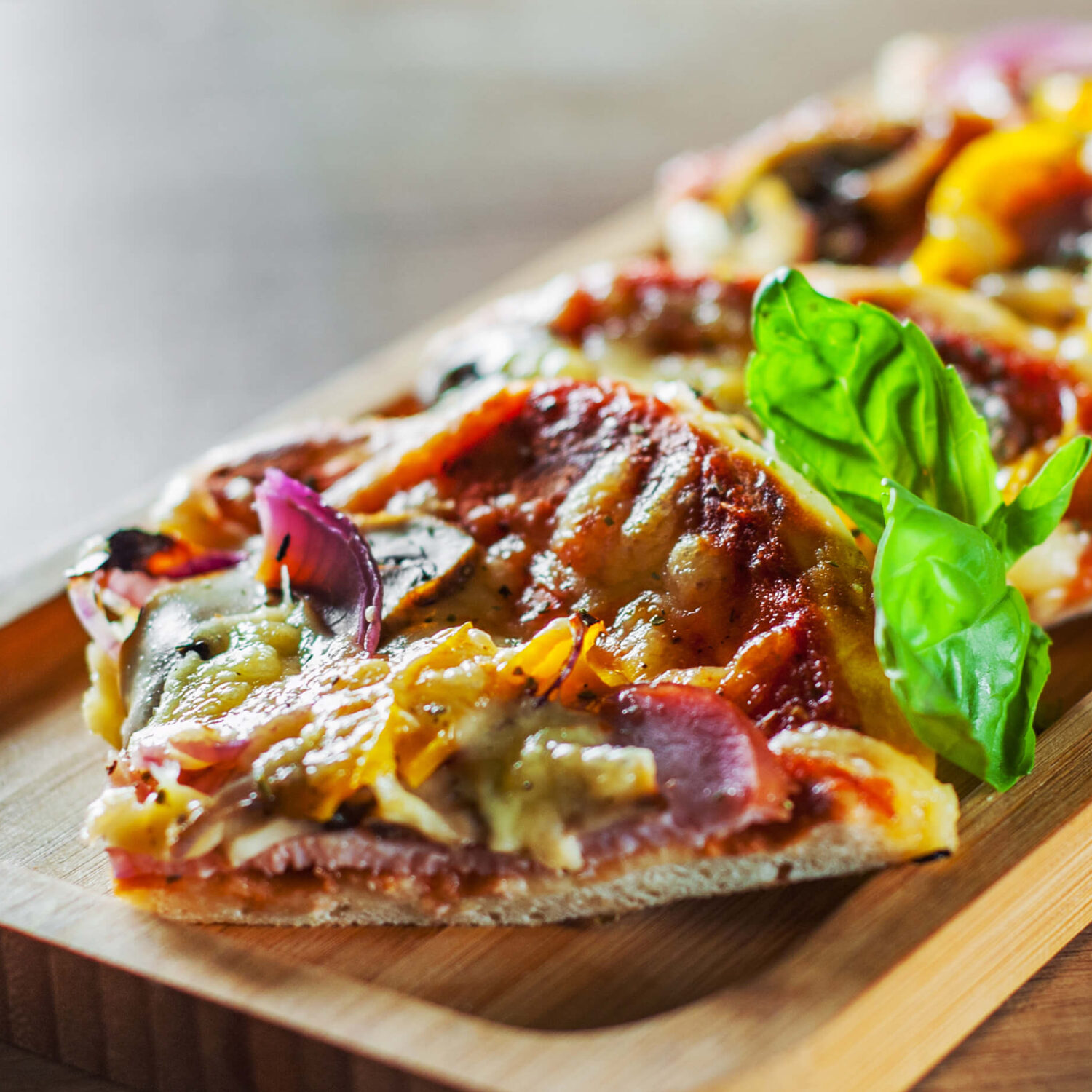 parts de pizza sur un plat en bois