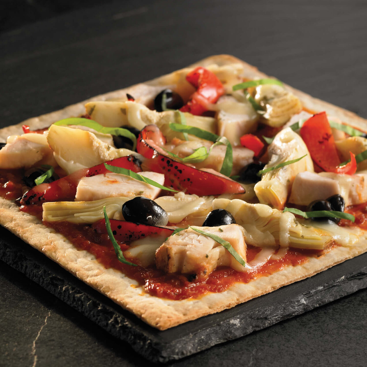 pizza provençale sur table noire