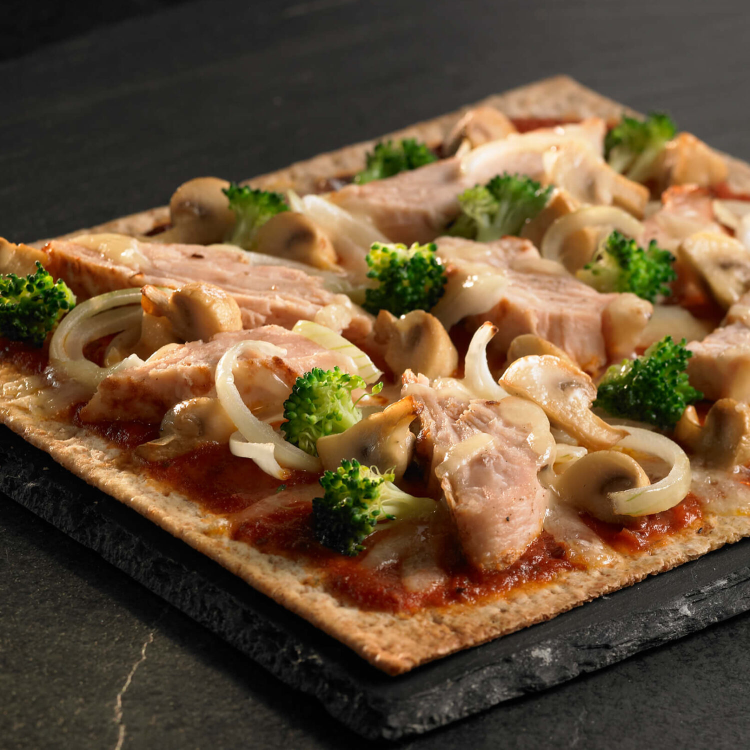 pizza style fermière sur table noire