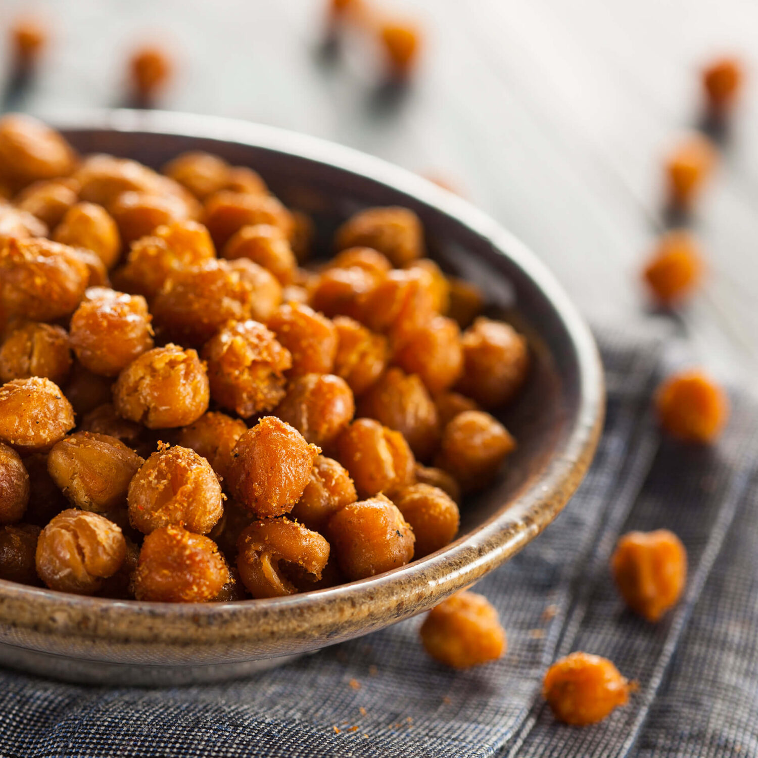 pois chiches grillés aux épices dans bol en grès