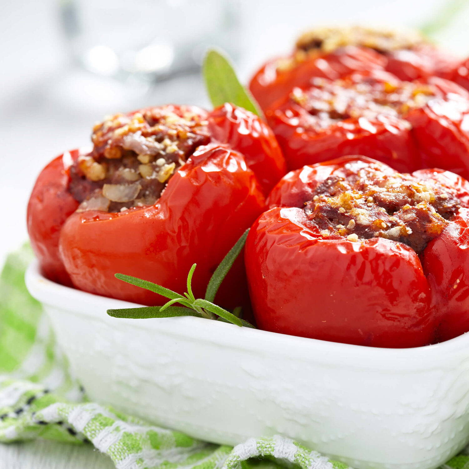 poivrons farcis aux lentilles dans plat blanc