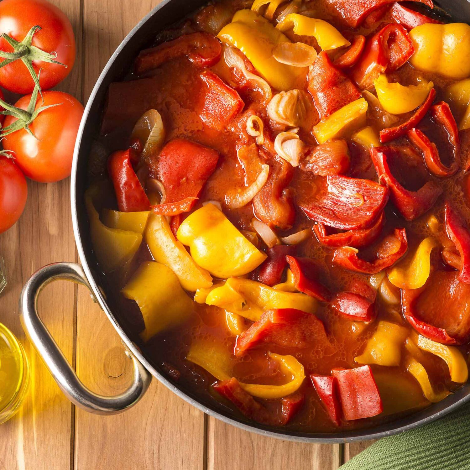 plat de poivrons rouges et jaunes tomates et pot d'huile