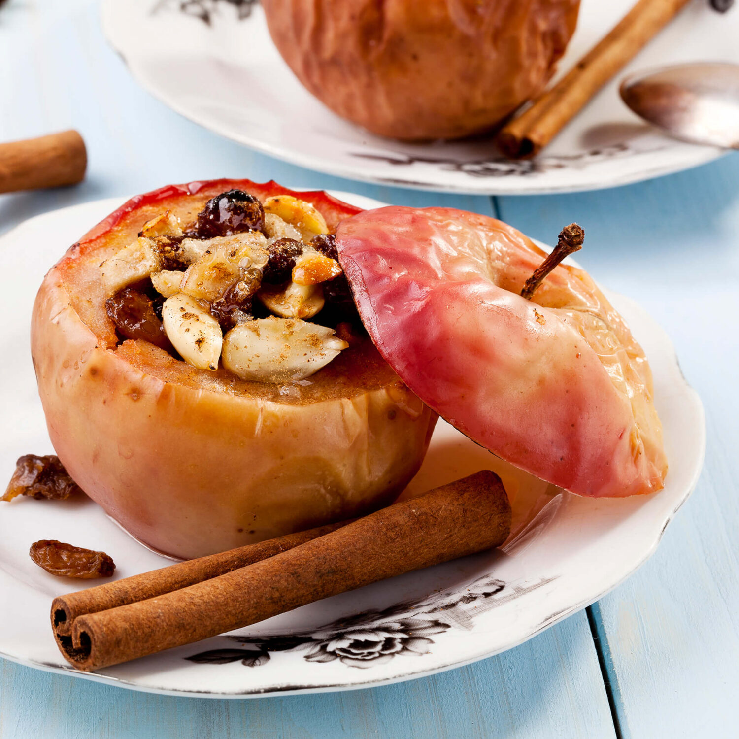 Pomme cuite et bâton de cannelle dans une assiette