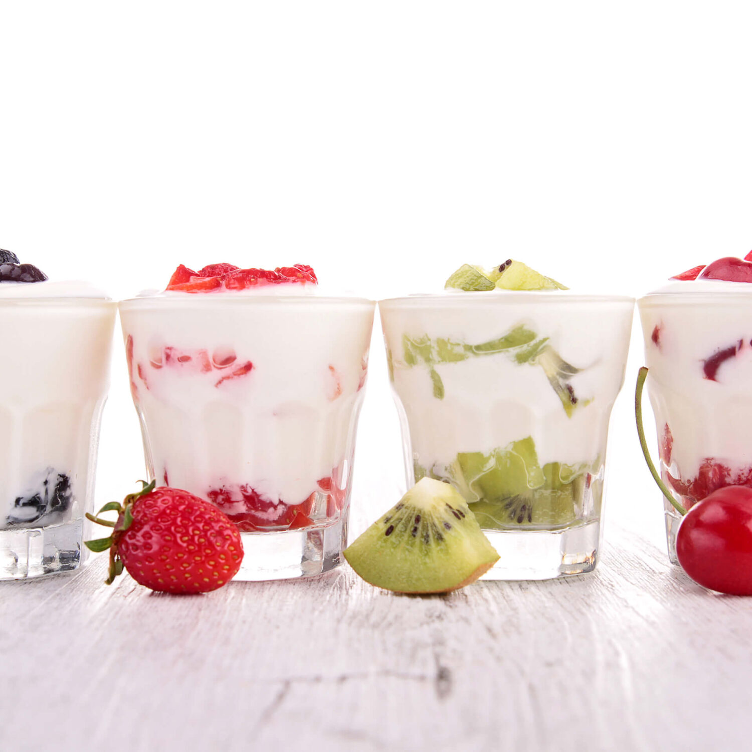 4 verres de pouding à la vanille et fruits