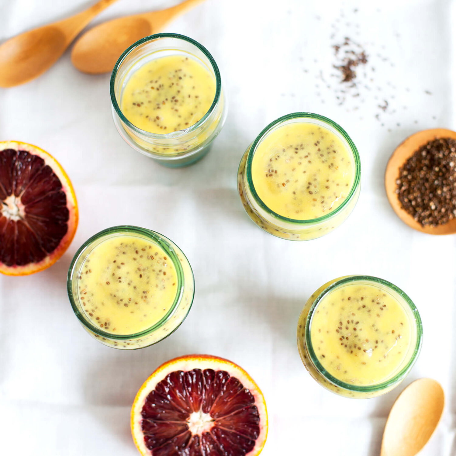 petits pots de pouding au graine de chia et mangue et cuillère en bois