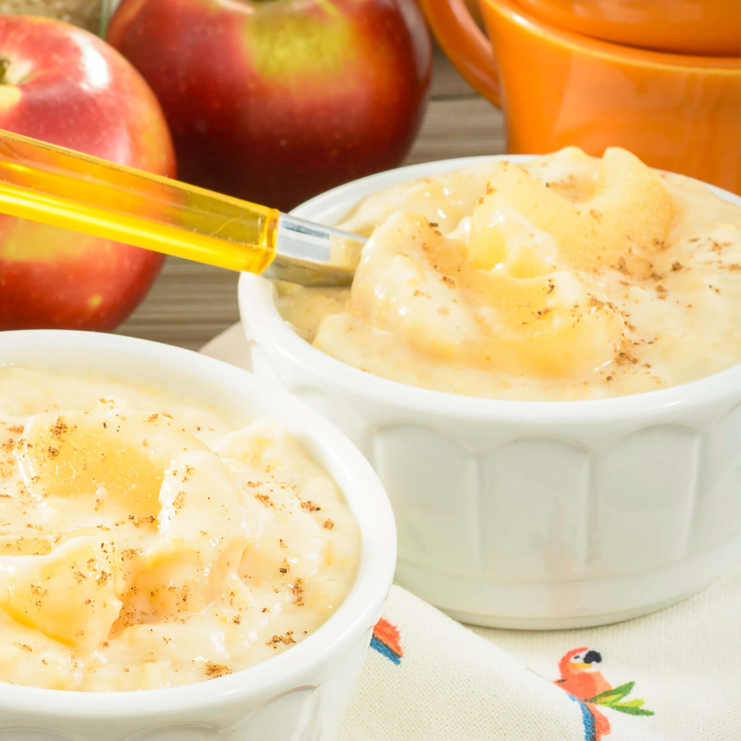 pouding au riz et aux pommes dans coupelles blanche