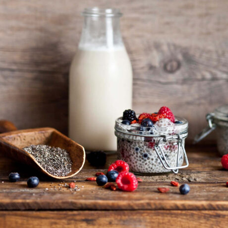 petits pots de pouding aux graines de chia petits fruits et carafe de lait