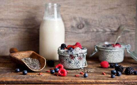 petits pots de pouding aux graines de chia petits fruits et carafe de lait