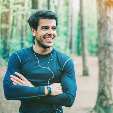 homme souriant dans les bois