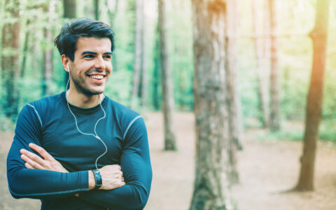 homme souriant dans les bois