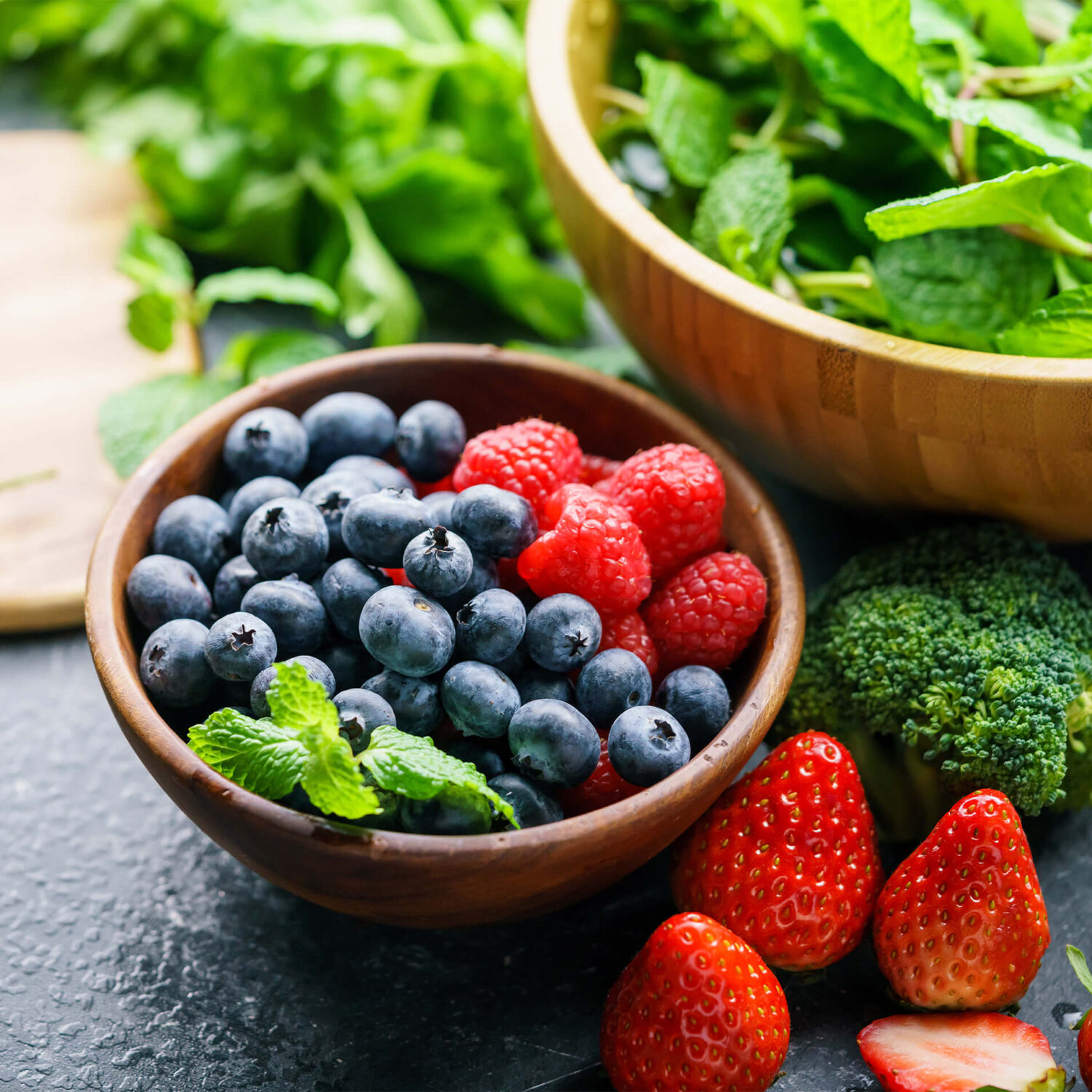 bol de fruits rouge et légumes verts
