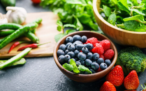bol de fruits rouge et légumes verts