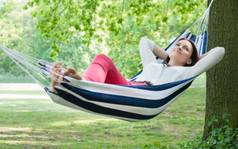 femme allongée dans un hamac