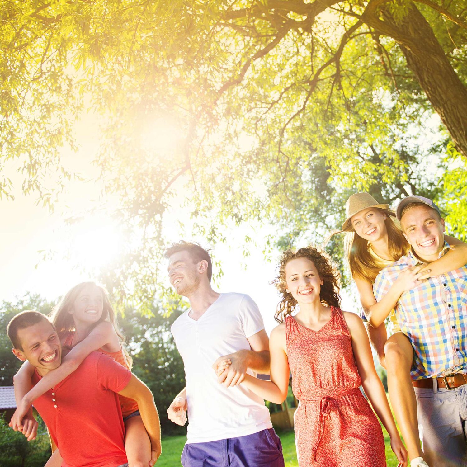 groupe d'amis dans un parc