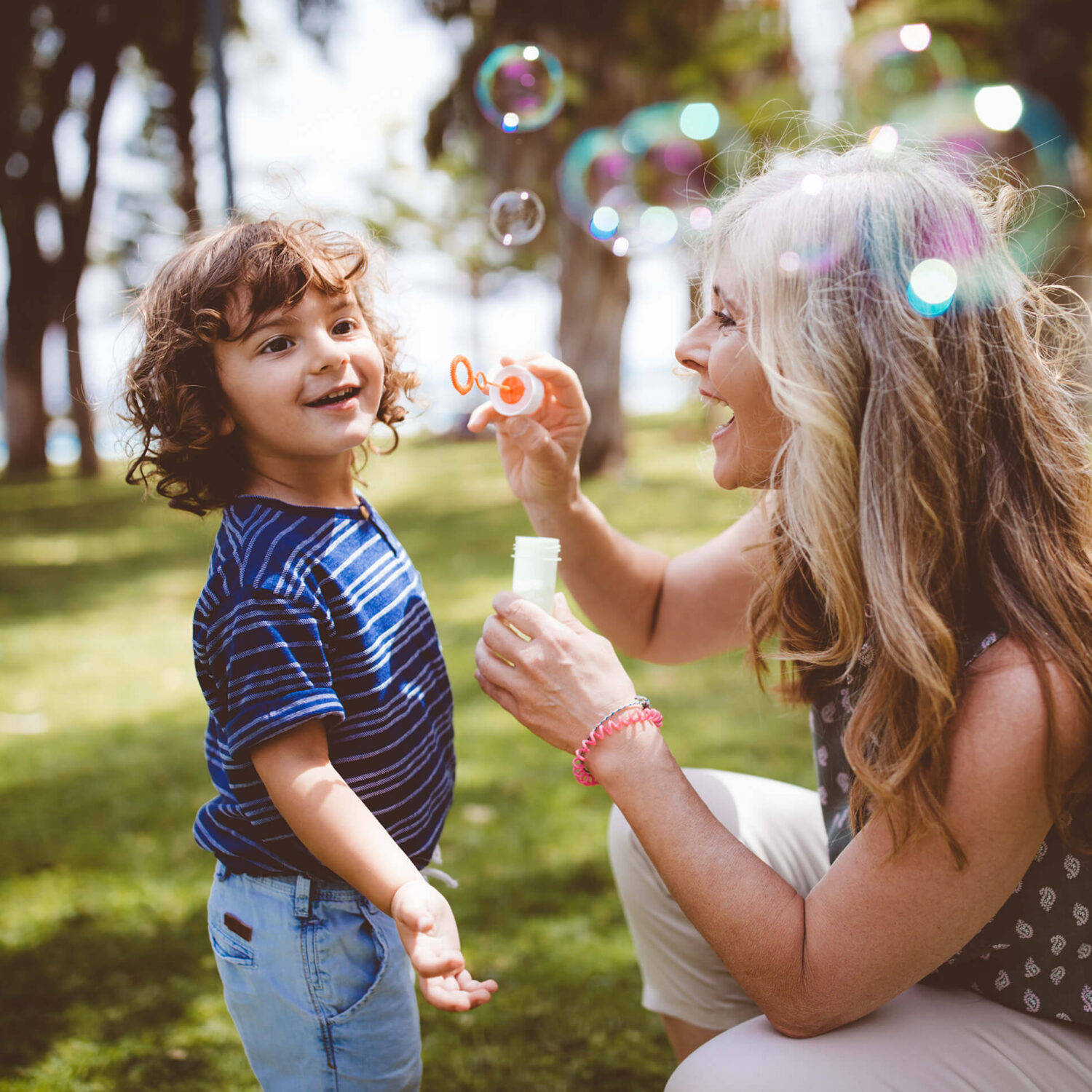 mère et fils qui jouent dans un parc