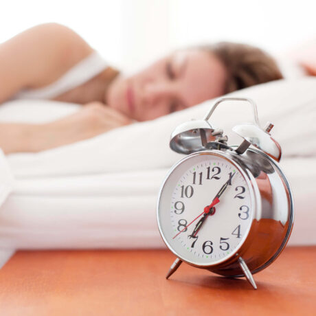 femme qui dort et réveil