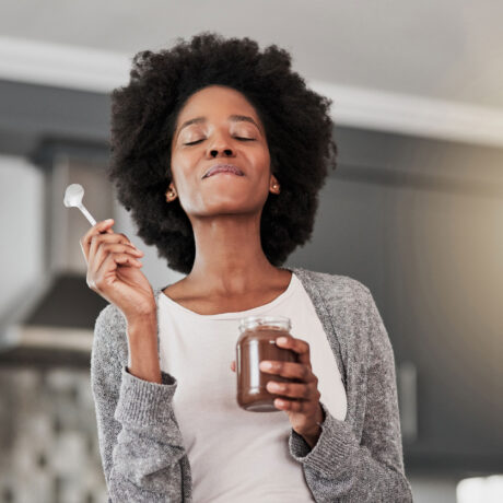 femme dégustant un pot au chocolat