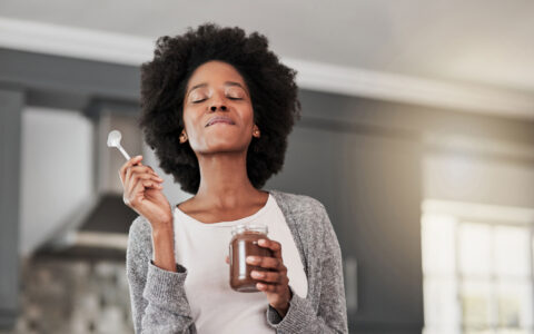 femme dégustant un pot au chocolat