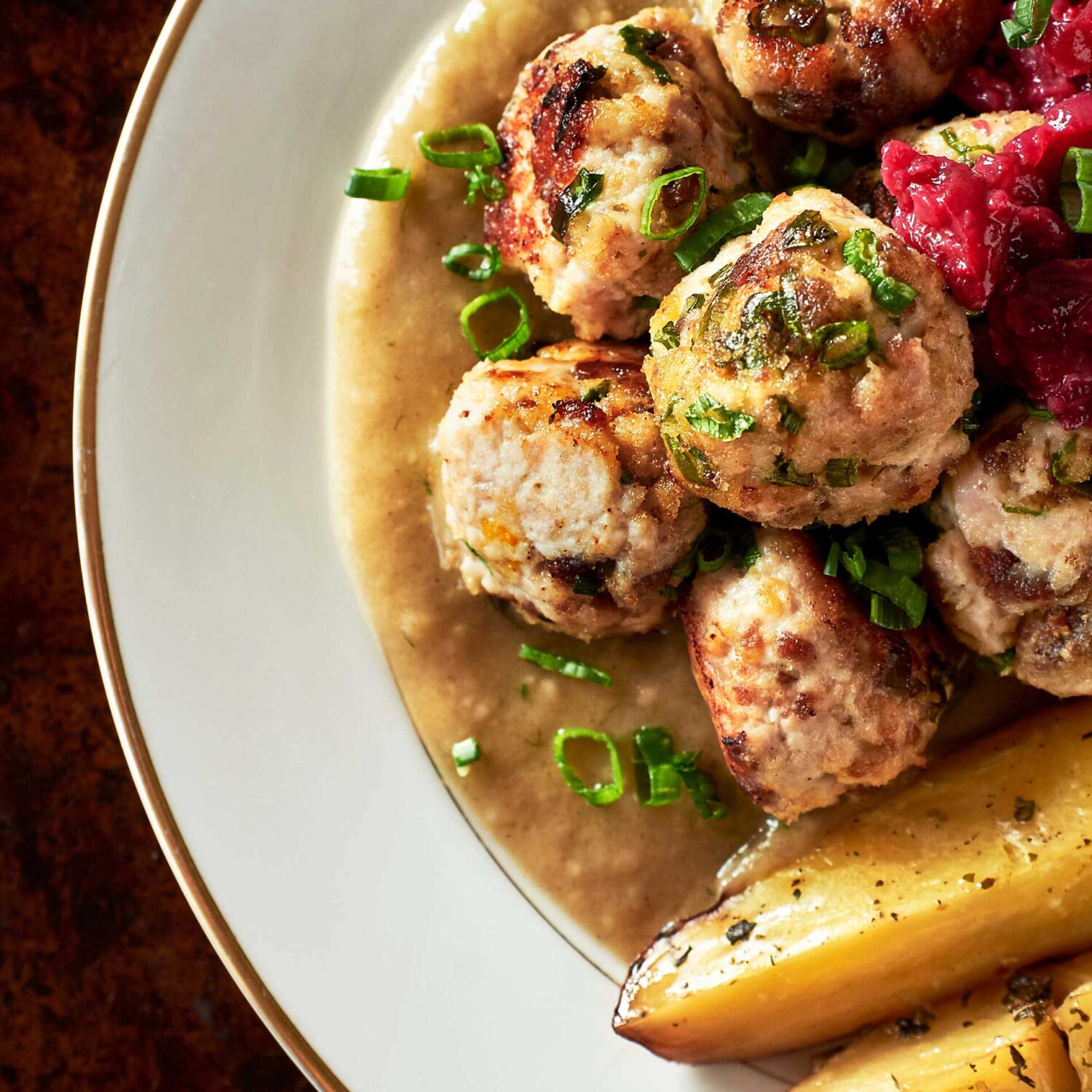 ragout de boulettes de viande et patates dans une assiette