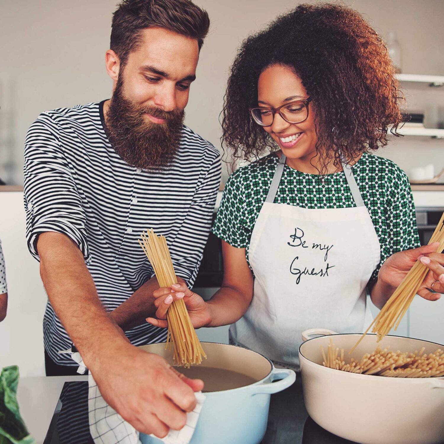 recettes-a-cuisiner-en-gang amis préparant des spaghettis