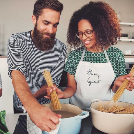 amis préparant des spaghettis