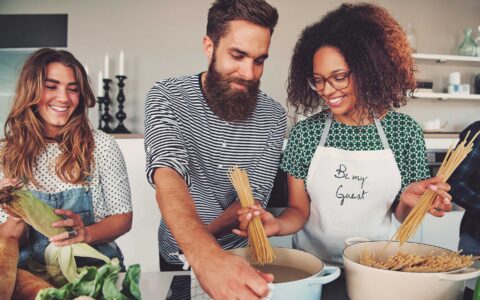 amis préparant des spaghettis