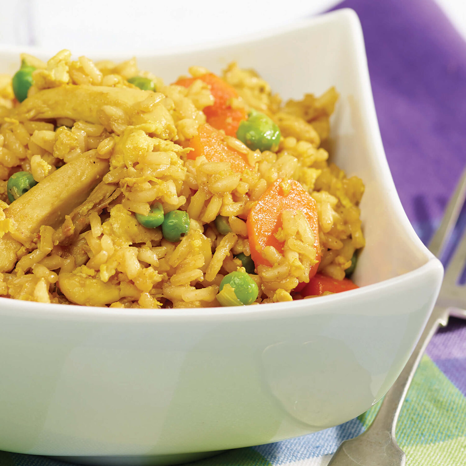 riz frit et poulet dans petit bol