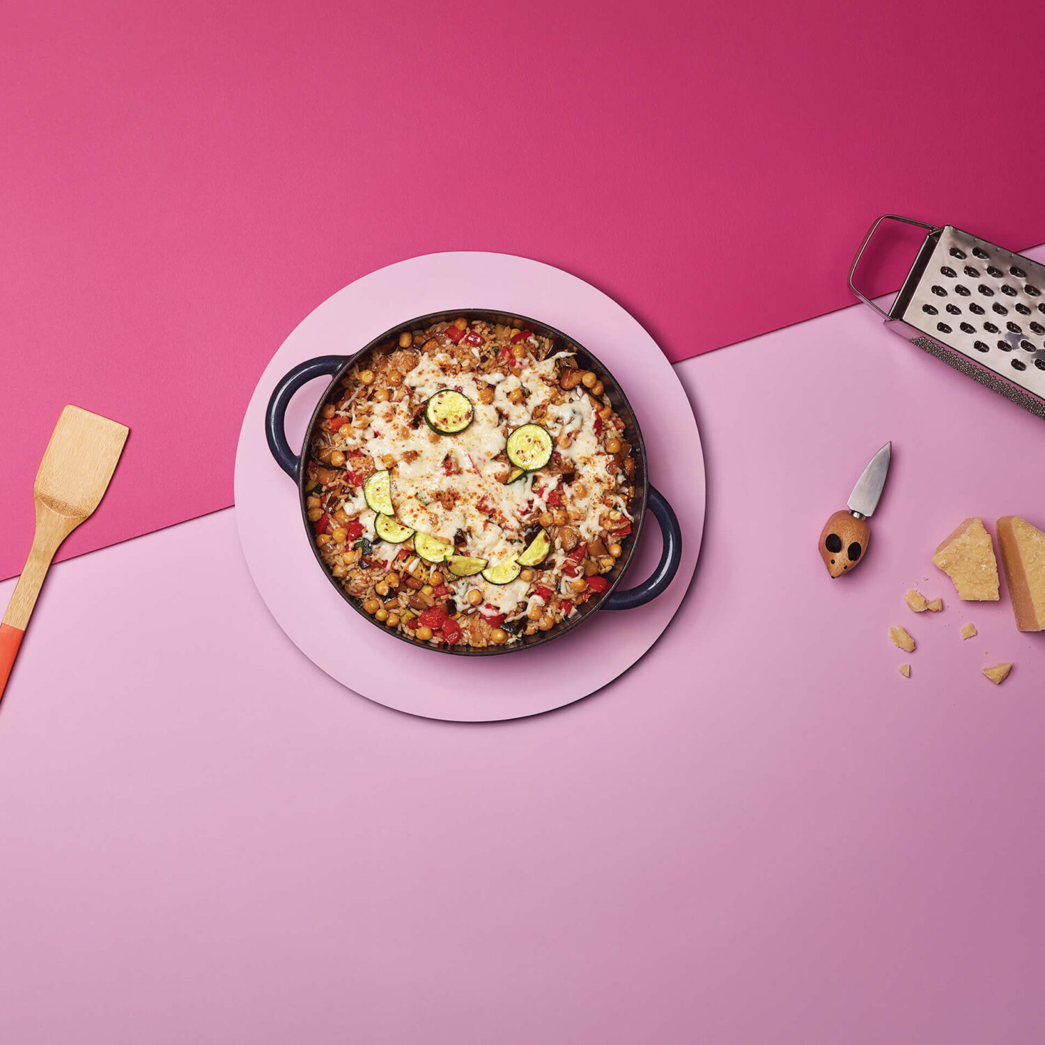 riz façon ratatouille dans casserole sur fond rose